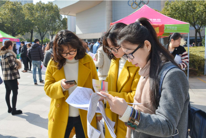 年终奖|“大厂”年终奖被爆，应届生难以置信，网友直言学习成绩限制了我