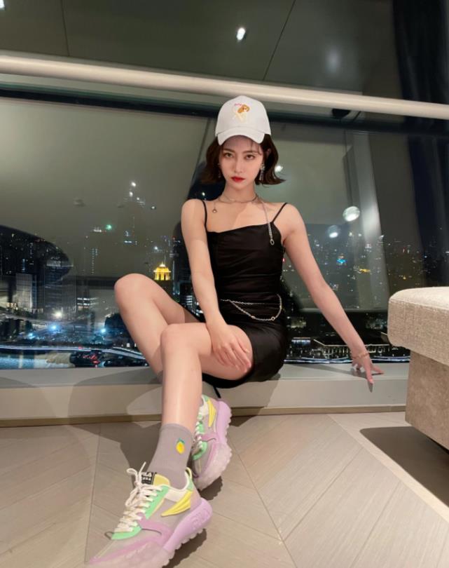 许佳琪|许佳琪成团后愈发“不羁”，穿短裙还撕掉一块，不料意外显腿长