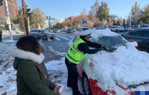 女子开“独眼”车上路，因积雪仅清理一个小洞被交警批评