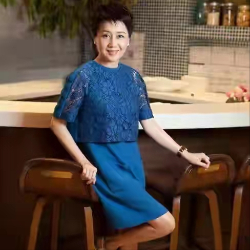 美甲 赌王四姨太梁安琪的发型告诉我们，圆脸适合短发，减龄又显脸小