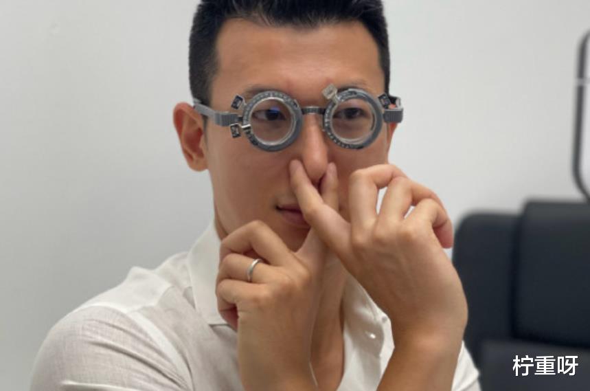 柠重呀|朱珠陪老公外出配眼镜，孕晚期朱珠仍气场明显，看老公眼神太俏皮
