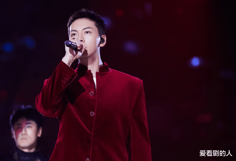 邓丽君|跨年演唱会:张杰四首连唱过瘾,周深、邓丽君合体惊艳,和音绝了