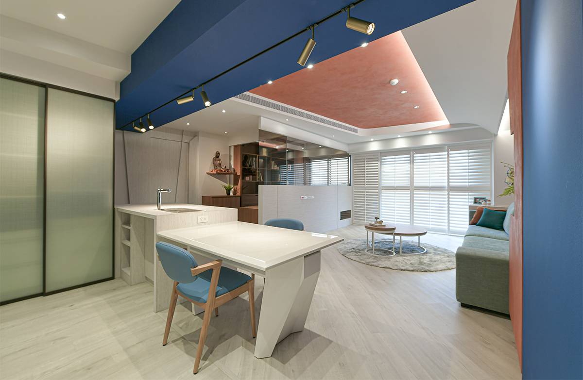 小美涵Emily|富足橘、永恒蓝……如何让截然不同的色系平衡搭配?