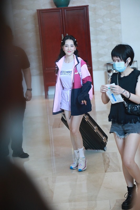 水果 陈小纭短发有点显“老气”，但身穿粉色吊带裙好温柔，挺有女人味
