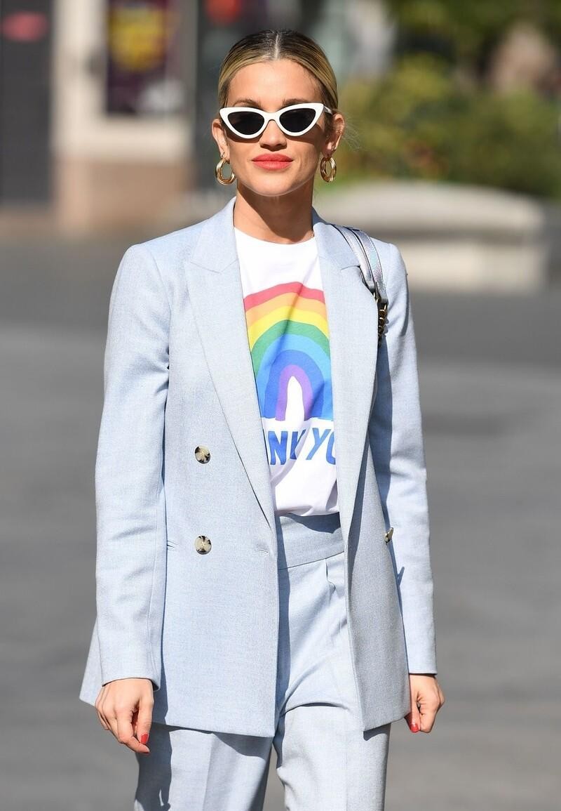 白小白的衣橱|谁说秋天不能色彩缤纷?穿上彩虹色的服装,让秋天多彩起来