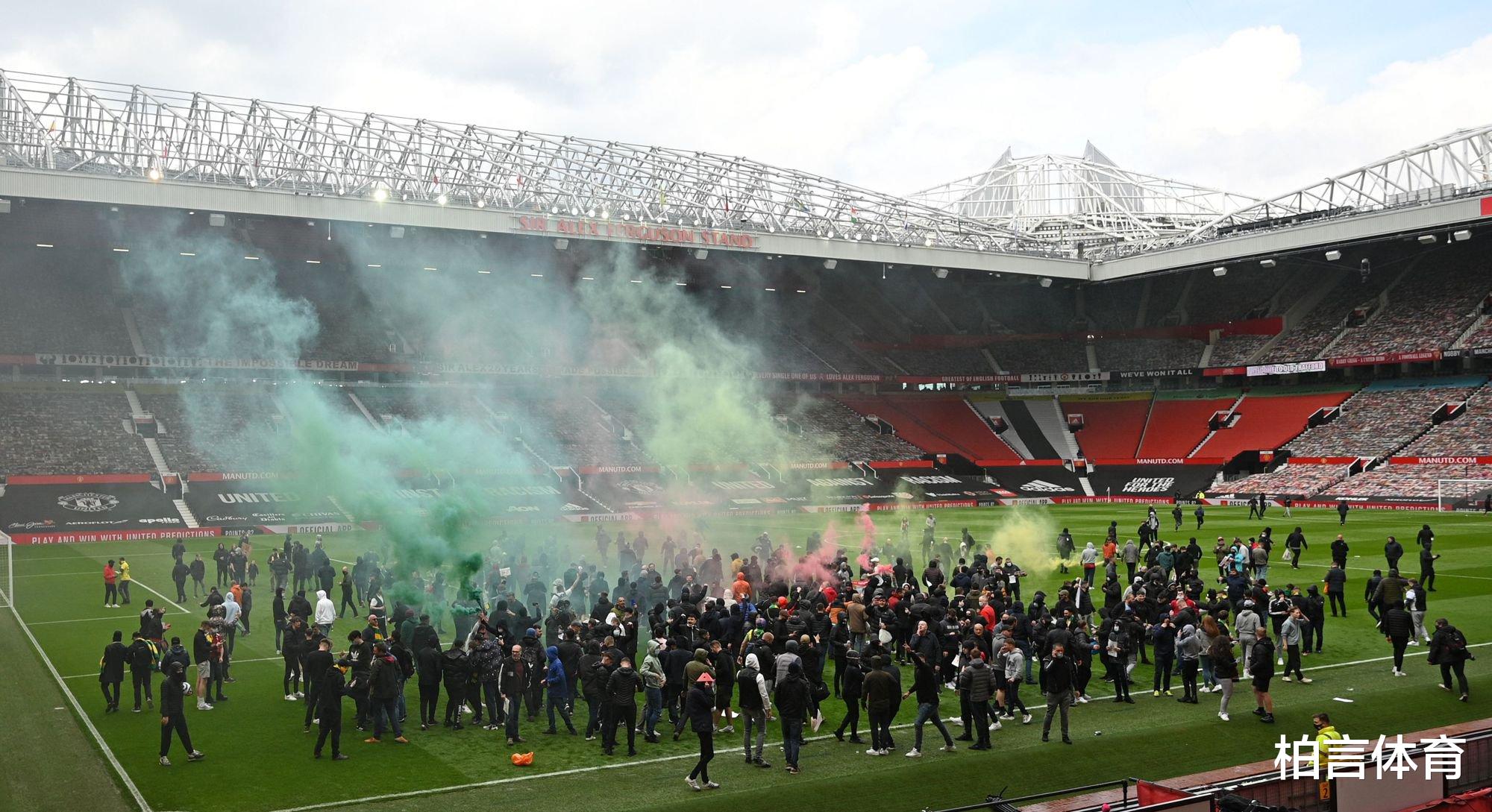 曼联|突发！曼联战利物浦延期，球迷冲进球场打砸抢，警察被迫出大招