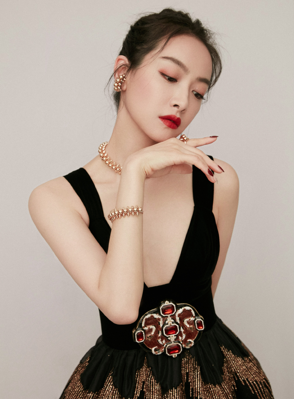 宋茜|宋茜暮金孔雀翎礼服，裙摆倾泻而下璀璨闪耀，优雅又有一丝性感