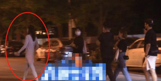 王宝强|王宝强生病去小诊所输液!蜷缩身体好虚弱,女友贴心照顾至夜深