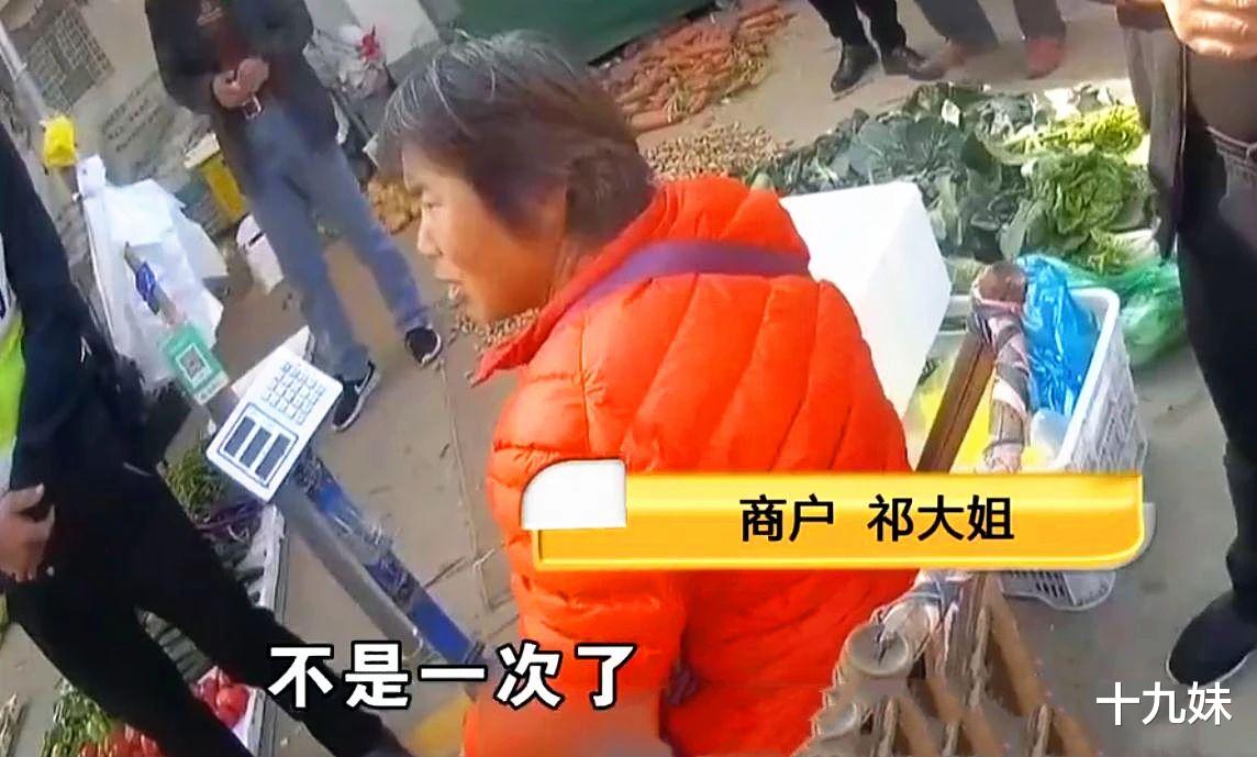 曾偷600斤白菜的大妈又作案了,十几个菜摊遭殃,被抓却说不后悔