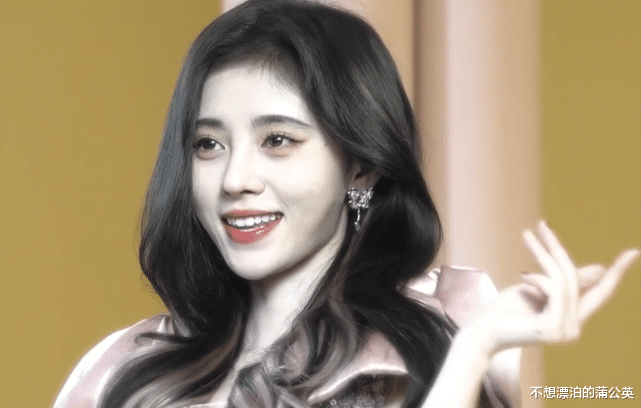 白梦妍|鞠婧祎拍宣传片，未p图花絮曝光，额头大面积涂发际线粉又抢镜了