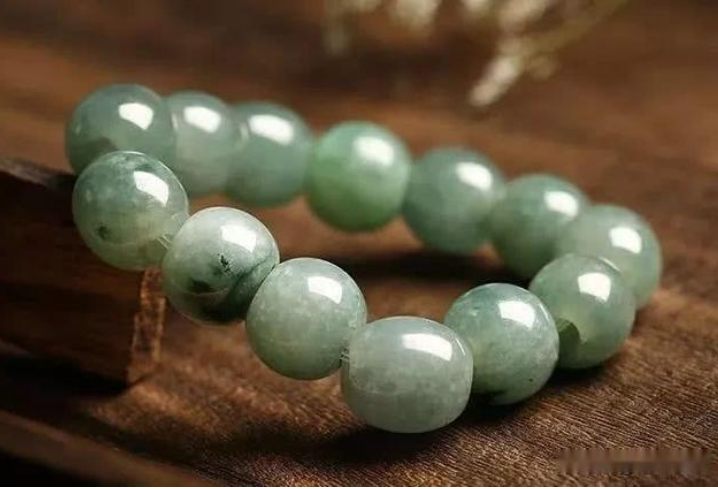 翡翠|“发灰”的翡翠是为啥？还值不值得留？