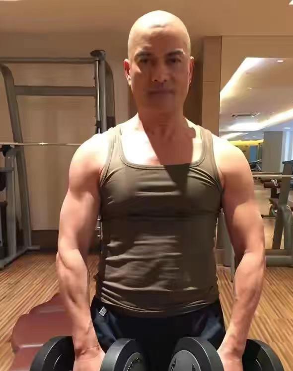 陶虹|65岁“渣哥”吕良伟，与大爷合照似年轻小伙，大方分享养生心得