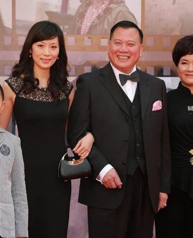 小陈有说 万梓良老婆真不愧是空姐，一袭黑裙高调出镜，贵气阔太气质十足