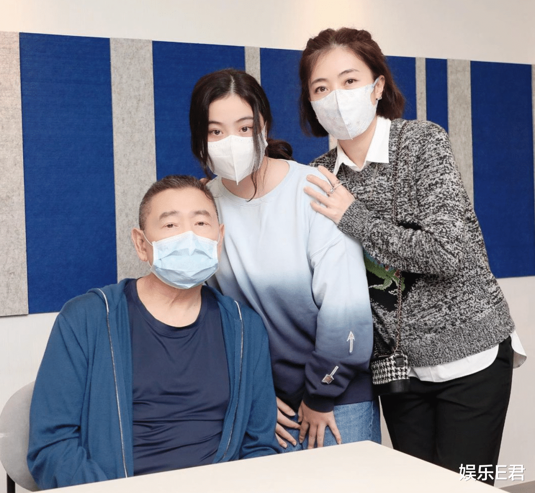 甘比|甘比与李嘉欣同场出席活动，一个大方接受访问，另一个却躲着记者