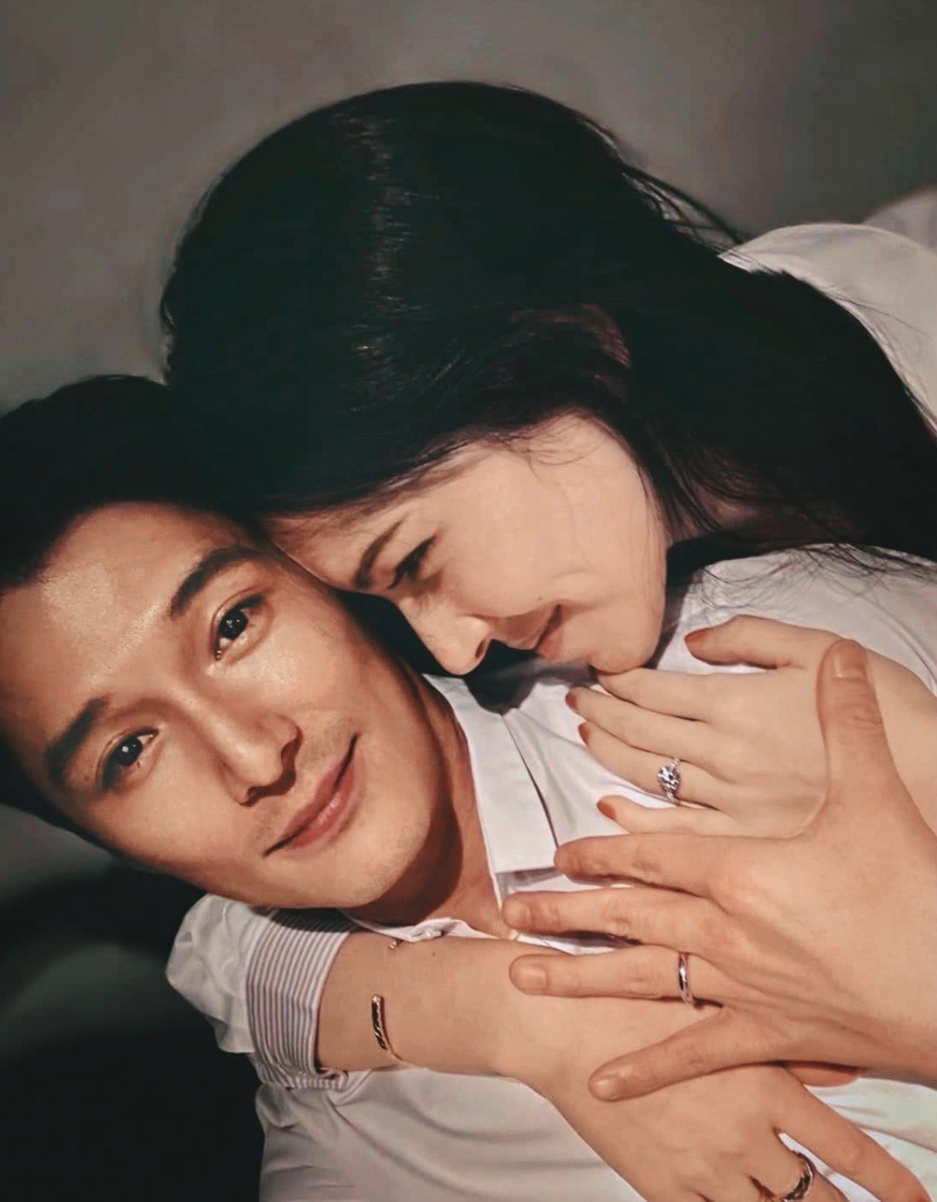 许玮甯|邱泽许玮甯闪婚后首度甜蜜同框,与好友拥抱告别后同返爱巢