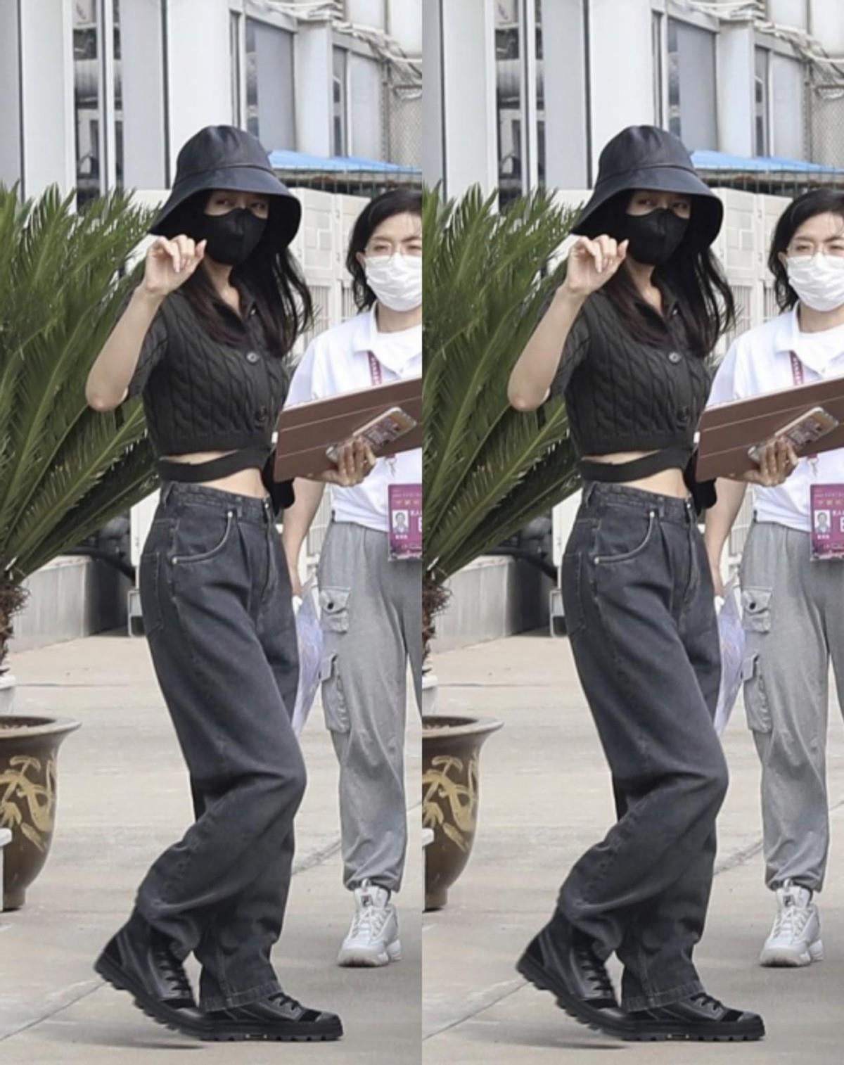 可馨育娃|秦岚的颜值戴上口罩也挡不住，穿“二分衣”秀腰条，还挺时髦的