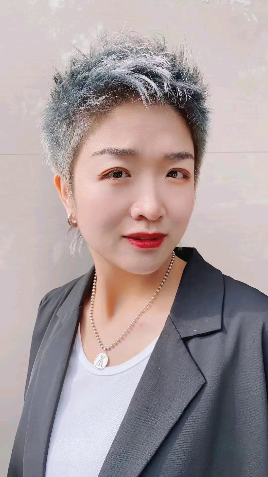 明星素颜 别剪过时发型了，新剪烫染100来款送给你，美不美自己看