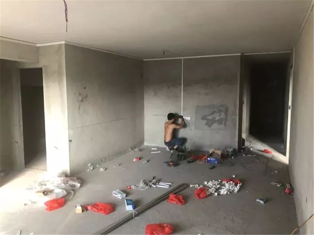 90后小伙买下毛坯房,不装修直接住,网友:确实是牛啊