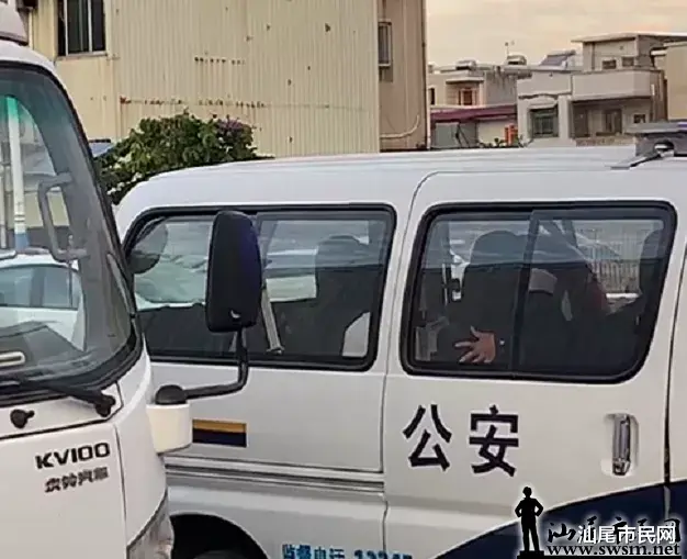 这男子被众人拦下后，警方到场带走调查..