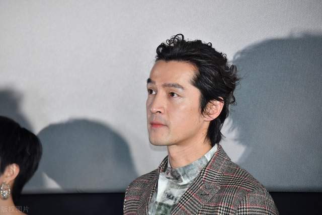 胡歌|胡歌两段感情失败至今单身，原因竟是母亲干涉，如今带着遗憾离世