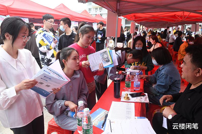 云楼闲笔 初二女生凌晨3点完成作业喜极而泣，奋进的生活从来都不容易