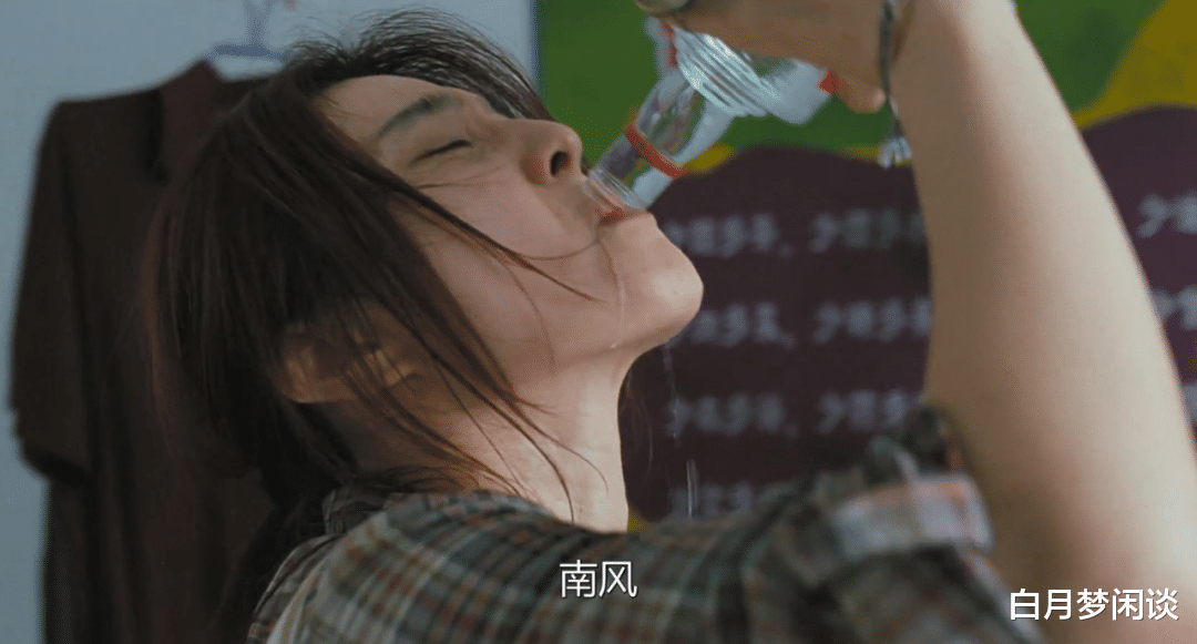 白月梦闲谈|父亲是个酒鬼，母亲软弱无能，她是怎么成为彪悍女人的？