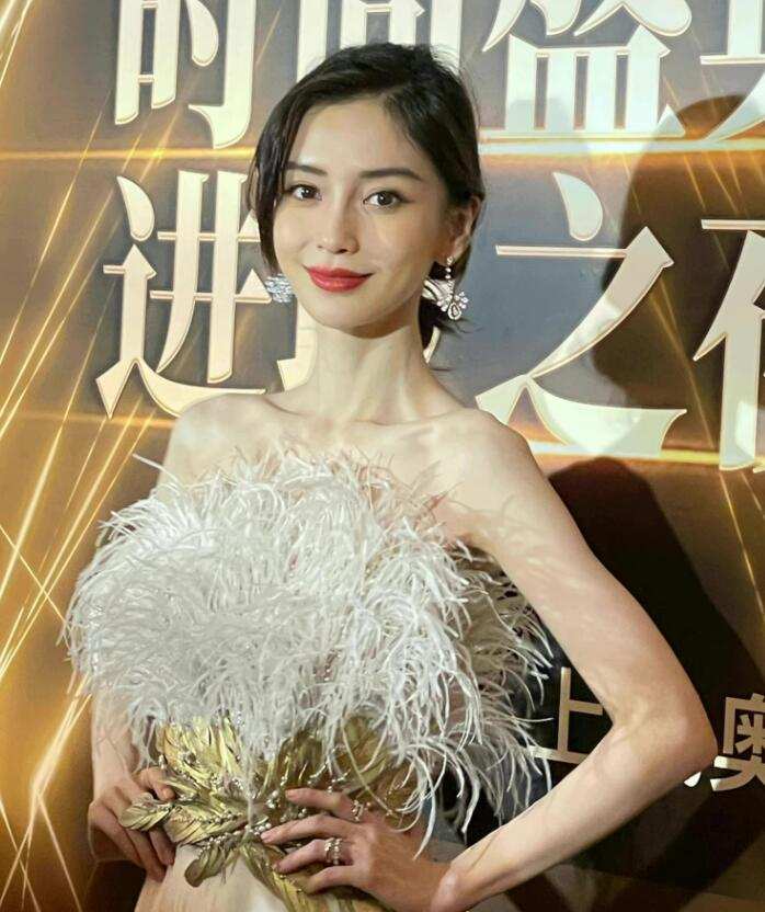 Angelababy|杨颖红毯美出新高度！礼服仅靠俩细绳子固定，蝴蝶背尽显优越身材