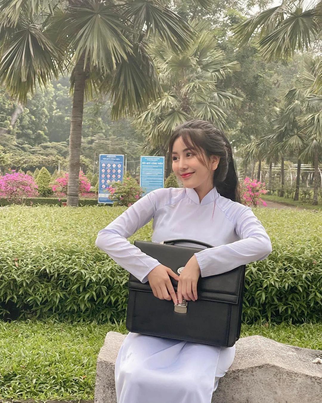 杜淳|赵露思的脸、卡戴珊的身材，这个16岁“网红校花”真的没整吗？