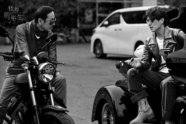 靳东|靳东过生日，妻子李佳不但发文庆祝，还晒头盔照力挺丈夫万里骑行