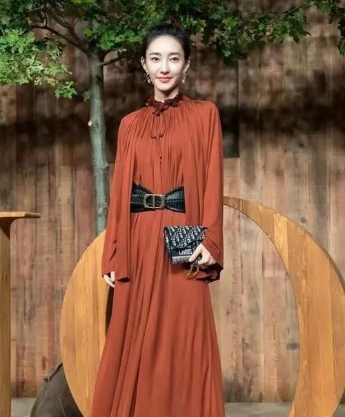 王丽坤|出道13年零绯闻，豪门都想娶她为妻但都被她拒绝，今33岁依旧漂亮