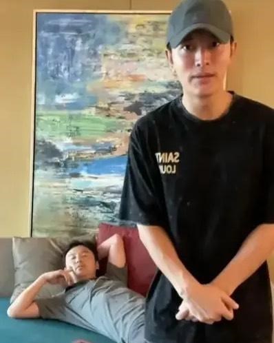 清浅微笑的我|什么情况？雷佳音在贾乃亮家躺了4天？