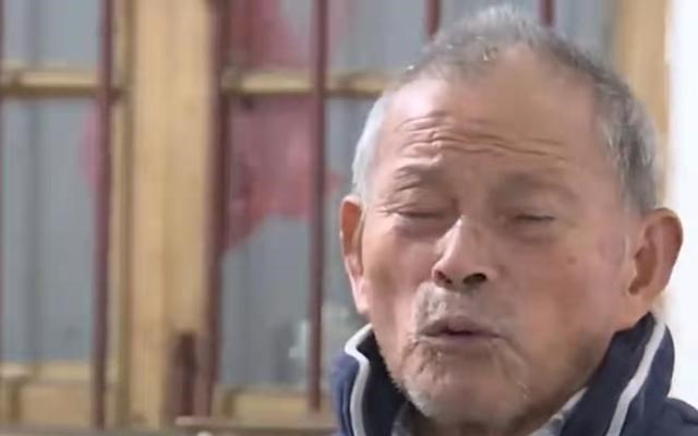 独生女取走父亲20万养老金,要求父亲和后妈离婚,父女大打出手