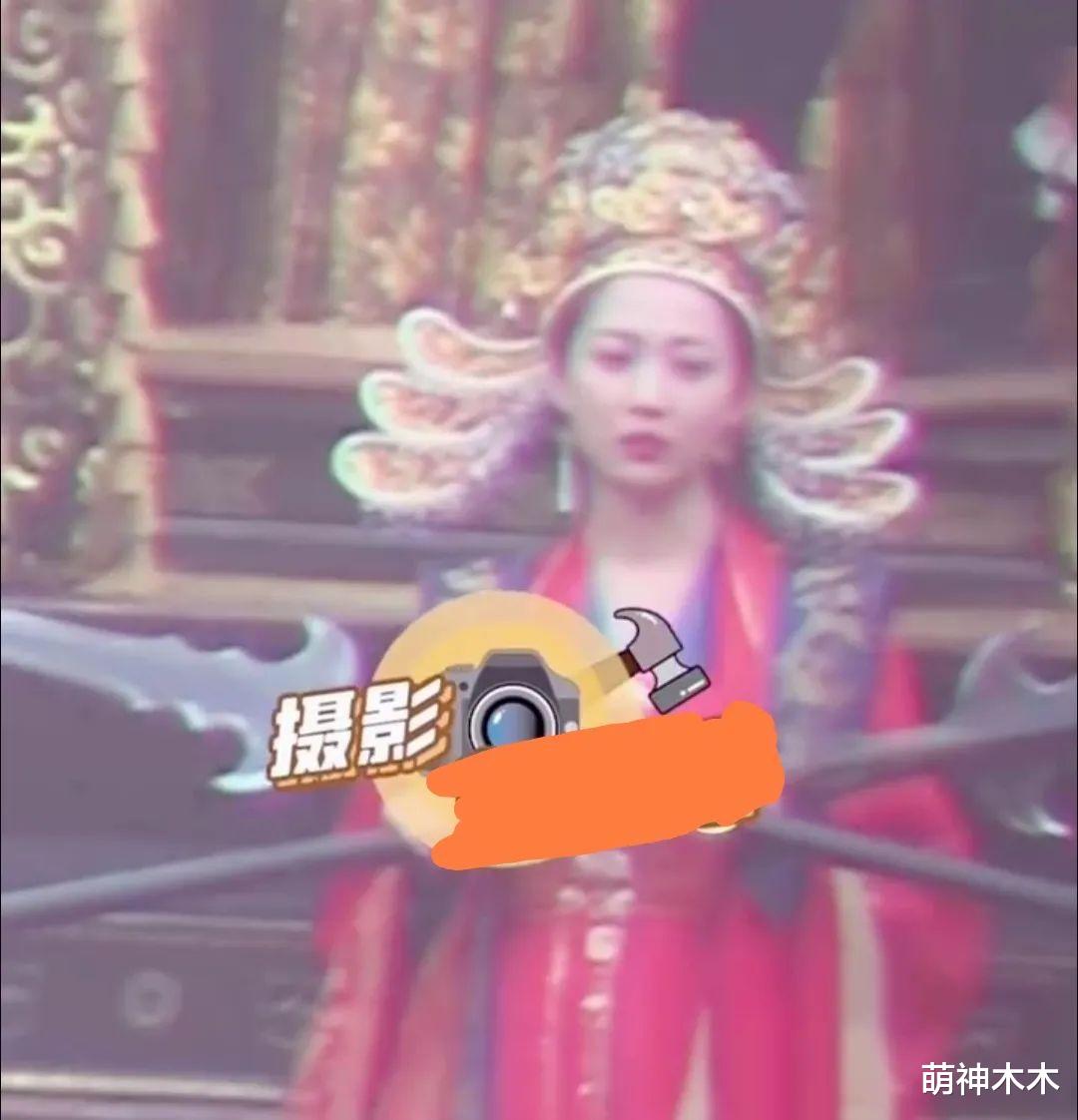 陈钰琪|陈钰琪片场五个助理，演戏面无表情，被狗仔吐槽：一天天的挺轻松