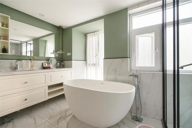 135㎡现代简约，温馨舒适的空间，加上草绿色的点缀，文艺舒适