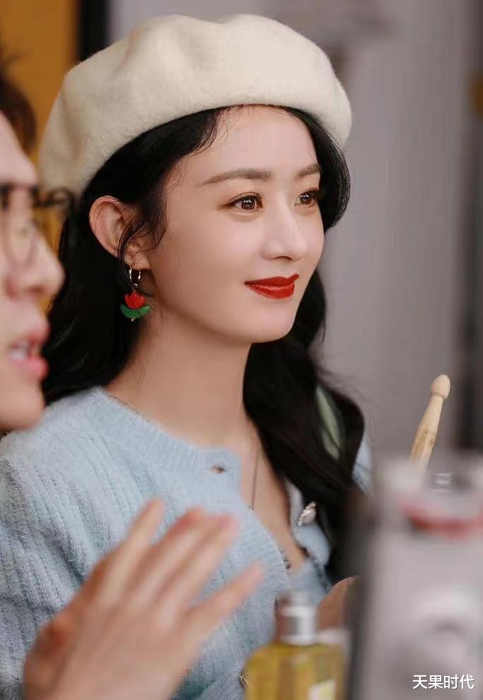 天果时代 走少女路线的赵丽颖,露脐针织衫晒“酒杯腰”,34岁不要太迷人
