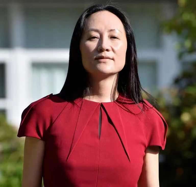 全球时尚风行|孟晚舟出庭红裙新造型真显瘦！平坦小腹惹人羡，女将风采就是霸气