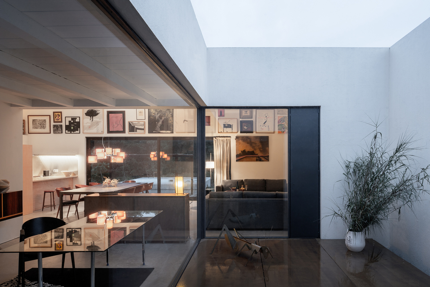 (装饰绘画)挂出一墙壁的画，就是有滋有味的生活