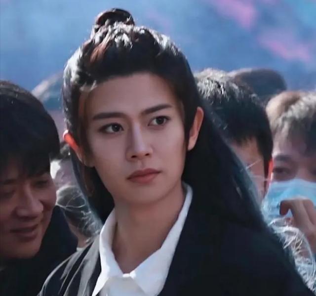 迪丽热巴|《驭鲛记》剧组路透：热巴生图没得挑！任嘉伦“睡袍”造型太抢眼