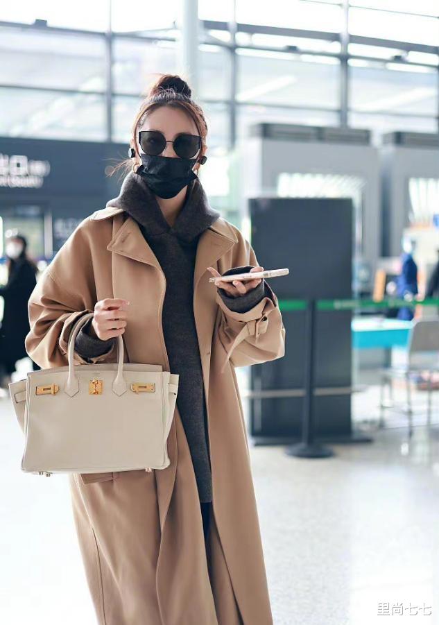 王鸥|王鸥现身妹妹婚礼，身材圆润胖出镜，一袭香槟礼服比新娘还富态