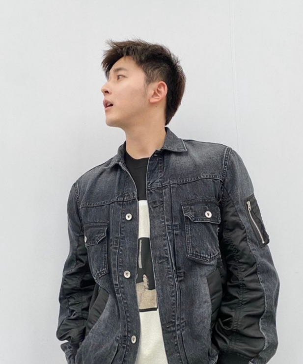 何炅|网友扒出与何炅牵手男子身份，同款及细节被曝光，嗑到了磕到了！