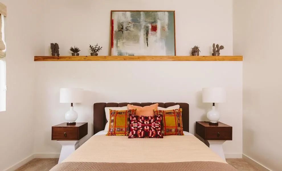 时尚装修设计大全|卧室不放床头柜，而是在床头打了一排柜子，收纳大了2倍都不止！