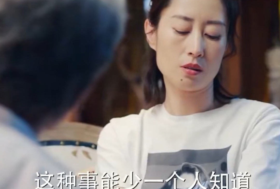 蜂蝶恋花|不温柔，不贤惠，还有“污点”，却被张嘉译宠上了天，凭啥？