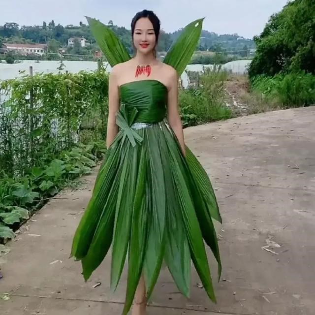 南宁,00后“蔬菜西施”走红,用大白菜做裙子,网友:太有才了