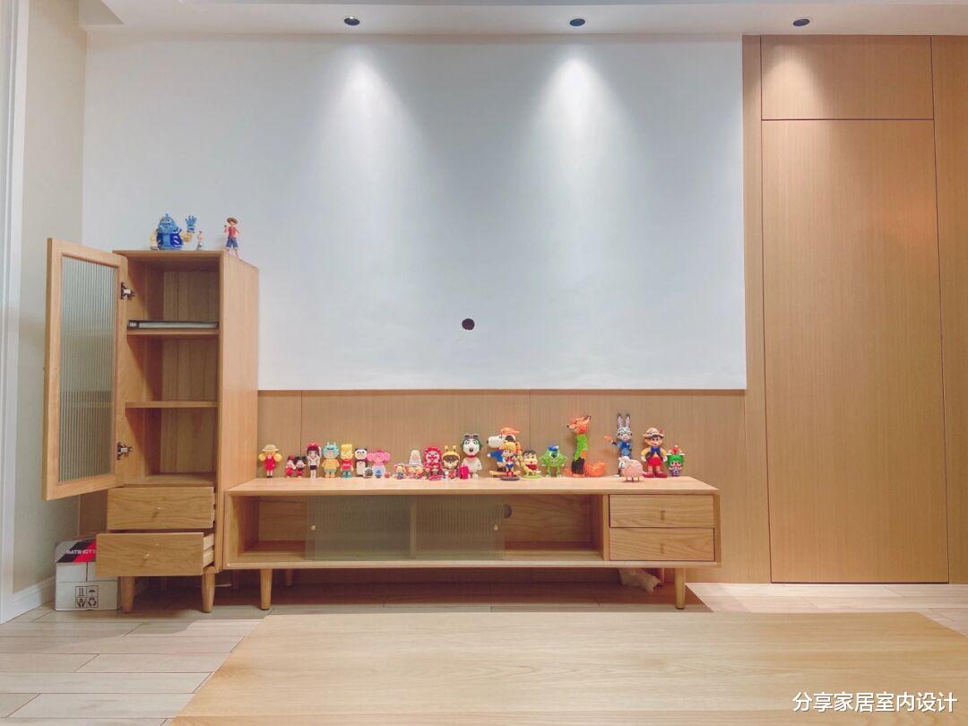 朋友家新房，全屋铺木地板很温馨，设计了隐形门电视墙特别喜欢！