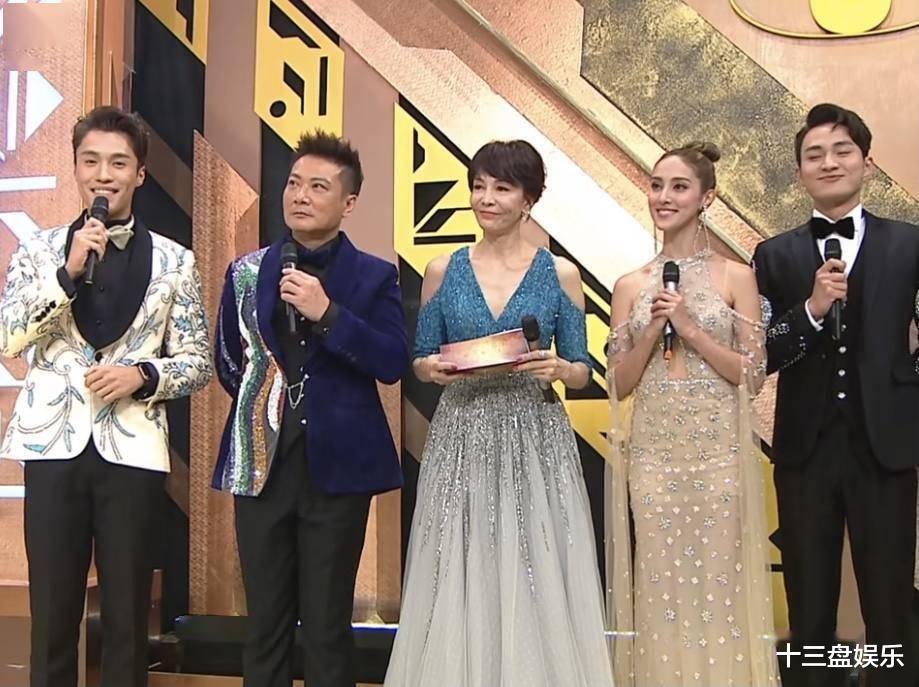 |谁说香港娱乐圈落后了，港姐总决赛男主持穿三角泳裤，内地谁敢？