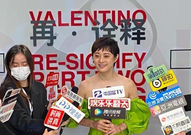 槑小姐侃说 孙俪人到40就变样了,穿绿色露肩裙略显暗沉,脖子前倾体态不佳