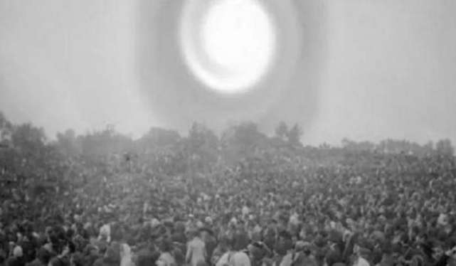 UFO 最无法解释的UFO事件，7万美国人一起目击，闪着光的女子出现高空