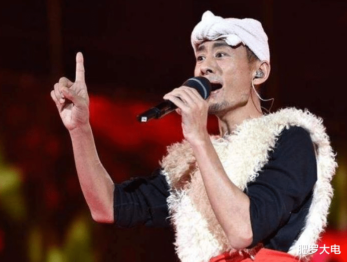 路边摊|阿宝近况落魄？身材暴瘦如竹竿，昔日当红歌手沦落到吃路边摊？