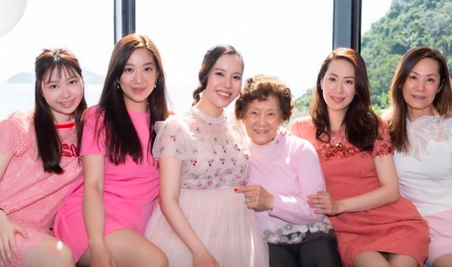 早产|32岁女星官宣生女！早产宝宝大眼睛颜值高，富豪丈夫化身爱女狂魔