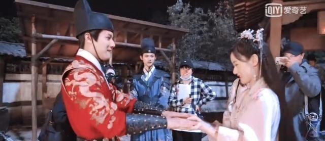 袁冰妍|祝卿好官方发布新物料，郑业成袁冰妍开心打手背，可爱而又幼稚